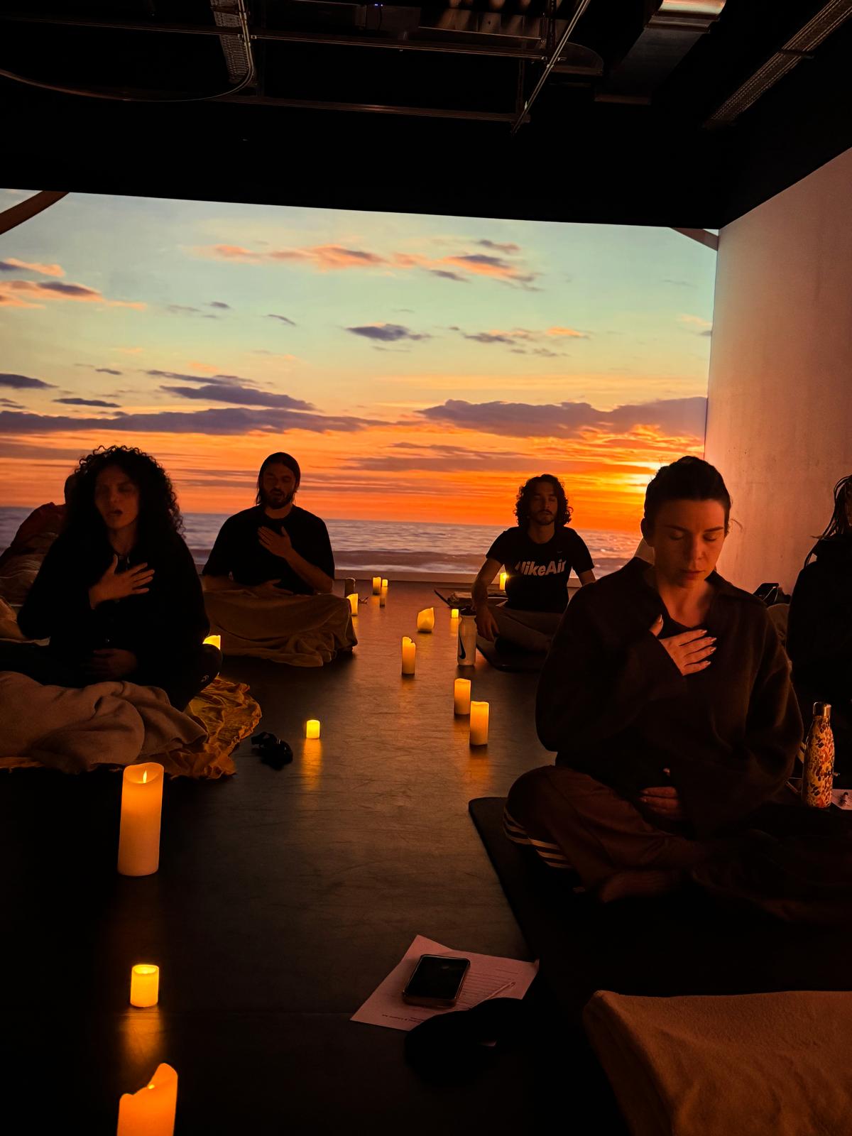 Séance collective immersive au coucher du soleil
