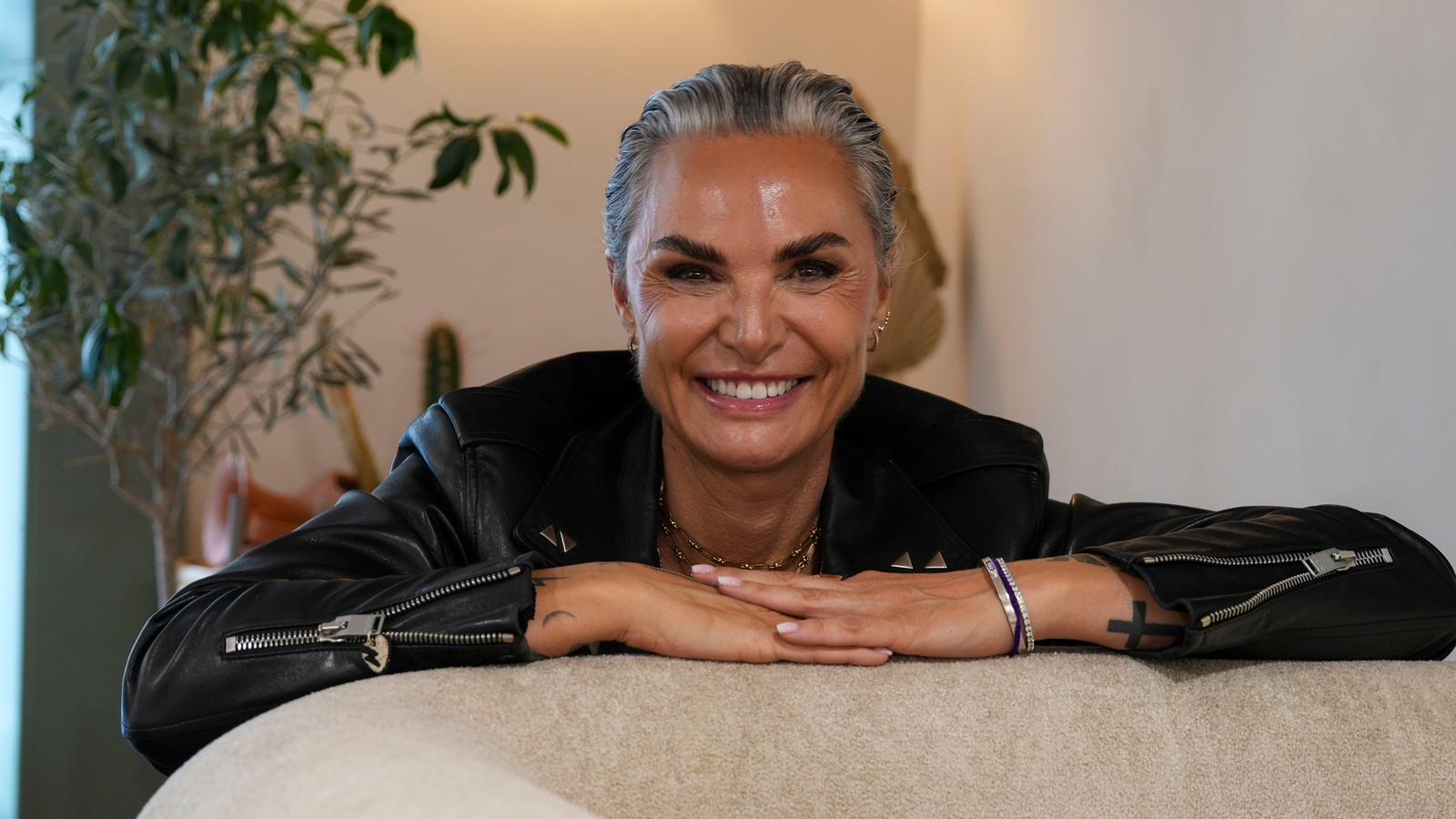 Portrait souriant dans un fauteuil