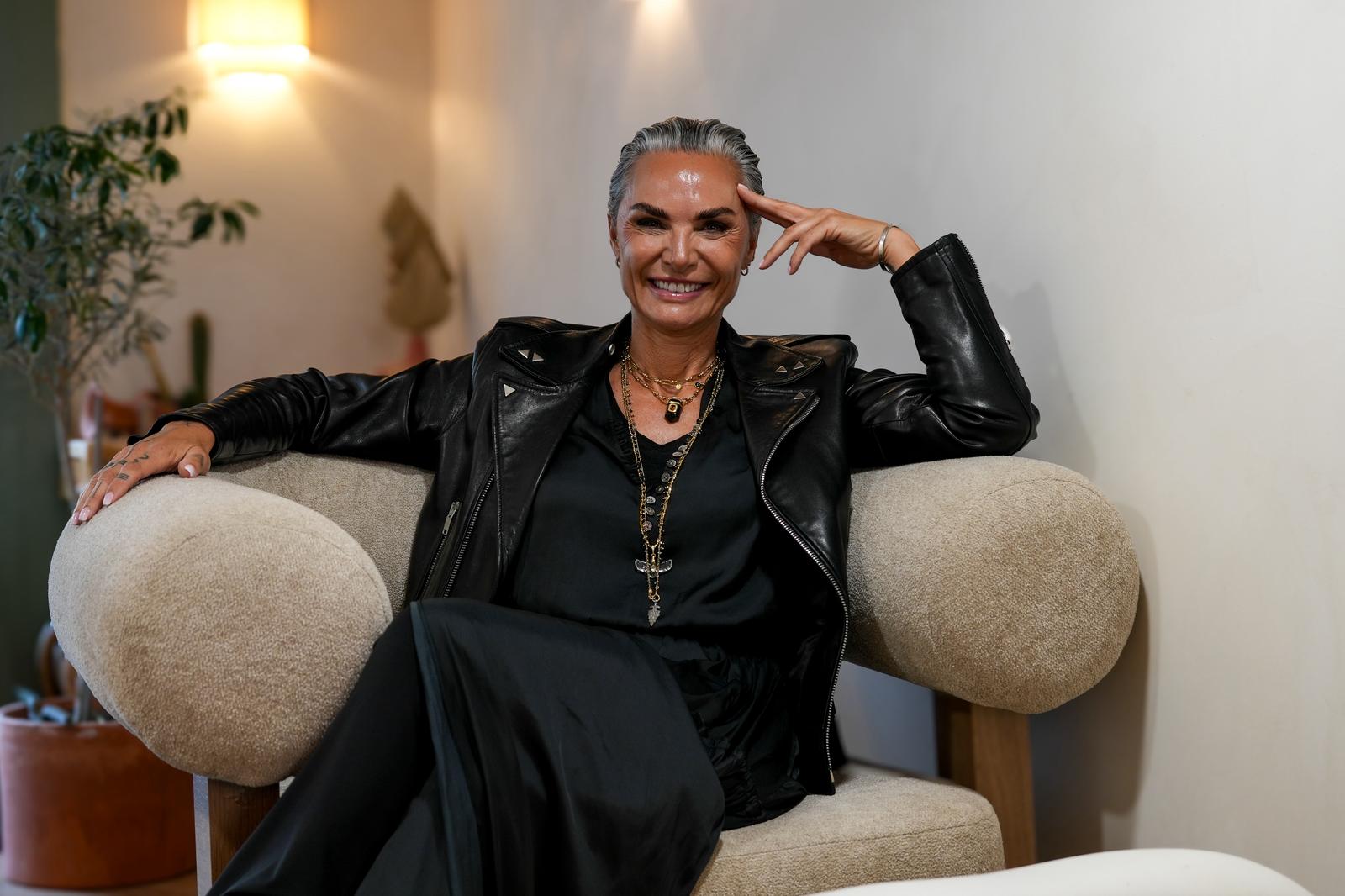 Portrait de la fondatrice de Just Breathe dans un fauteuil